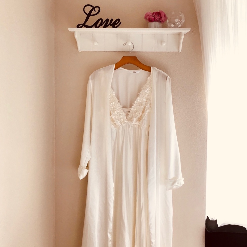 Flora robe and floret nightgown